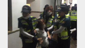 이화여대 학생, 3일째 점거 농성…일부 학생 ‘폭력 진압’ 의혹 제기