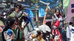 [차이나조이 2016] 아~ 덥겠다, 화끈한 '부스보이'에 주목하라