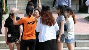 이화여대 학생들 나흘째 본관 점거…교수·임직원 46시간만에 풀려나