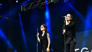 쌍둥이 레즈비언과 오디션 스타, 밸리록 흔들다