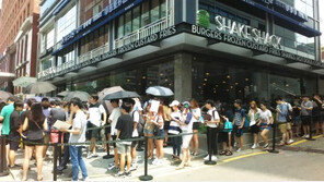 ‘쉑쉑버거’ 줄 안서고 집에서 받아 먹는다고?…배달음식의 진화