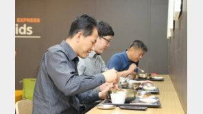 고속도로 휴게소에도 ‘혼밥족’ 위한 1인 식사 테이블 등장