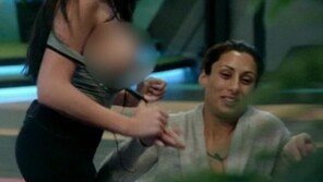 20대 유명 女방송인, 40대 女에게 과시하듯 맨가슴 노출…비난 속출