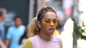 “입은 거야?”… 노출 즐기는 그녀, ‘무늬만 속옷’ 입고 거리 활보