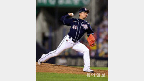 정재훈, 팔뚝 골절로 결국 수술…독주하던 두산 ‘빨간불’