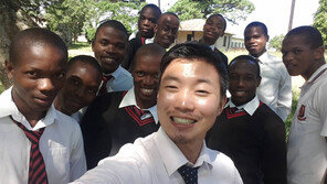 [단독]“몽당연필 쥐고 깨진 칠판 바라보는 아이들 눈빛 잊을 수 없어”