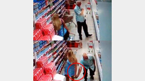 [영상] 女치마 속 몰카 찍은 노인 CCTV에 딱!…얼굴 공개 대망신