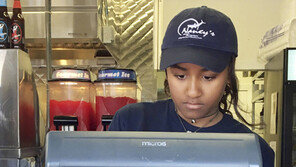 오바마 막내딸 사샤 ‘식당 알바’