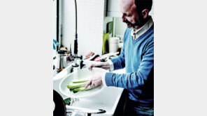 [책의 향기]‘파리지앵의 식탁은…’ 미국인 셰프의 유쾌한 요리 수다