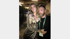 [2016 리우올림픽 개막식]‘찬란한 S라인’ 지젤번천 드레스는 누구 작품? 디자이너 인증샷 보니…