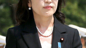 ‘核무장’ 금기 건드린 日 방위상 이나다… 아베 “비핵화 확고” 진화