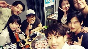 ‘달의 연인’ 회식 인증샷…이준기·아이유도 깜찍 포즈 “이쁜 사람들 멋진 사람들”