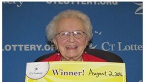 3300만 원 복권 당첨 할머니, 휴대전화 한 대만 사고 나머지는 쾌척?