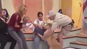 [영상]생방송 중 아기에게 달려든 사자, 바짓가랑이 물고…‘소오름’