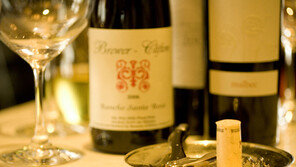 호텔 레스토랑들도 “와인 가져와 즐기세요”