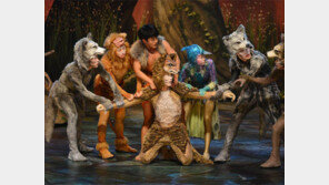 웅장한 무대-디테일한 분장과 동작 일품