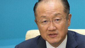 김용 세계銀총재 ‘안팎 시련’