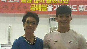 오른팔 탈골 이겨내고… 광복절 태극기에 눈물 쏟다