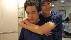 조인성, 배성우 임시진행 ‘씨네타운’ 출연…백허그 인증까지?