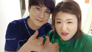 [#해시태그 컷] 민경훈과 찰칵…외모 몰아주기?