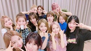 ‘비밀이야’로 돌아온 우주소녀, 쇼케이스 마지막 연습 사진 공개 ‘13명 완전체 다 모였네’