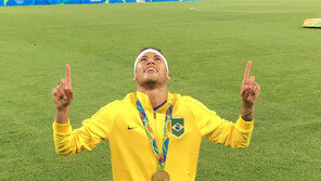 브라질, 독일 꺾고 金…무릎 꿇은 네이마르 “모든 명예와 영광을 당신께”