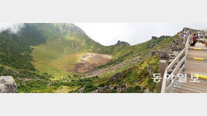 바닥 드러낸 한라산 백록담