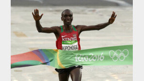 [2016 리우] 케냐 킵초게, 첫 출전 올림픽 마라톤서 정상 등극