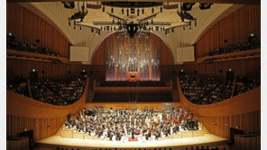 밖엔 화환-플래카드 하나 없었지만 2036석 가득 메운 콘서트장은 후끈