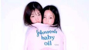 ‘노브라 논란’ 설리, 이번엔 구하라와 야릇 포즈…설마? 아니겠지?