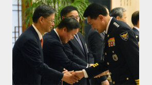 靑서 악수 나누는 우병우 수석과 이철성 경찰청장