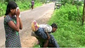 “구급차 쓸 돈 없어서”…아내 시신 짊어지고 ‘걷고 또 걷고’