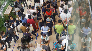 ‘아파트 공급 축소’ 후폭풍… 본보기집은 인파, 부산선 청약경쟁률 330 대 1