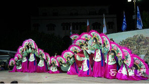 그리스인들 사로잡은 한국의 전통 춤사위