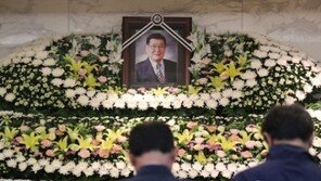 “형님!” 송해, 구봉서 발인식서 눈물의 손인사…후배 코미디언들, 마지막 길 배웅