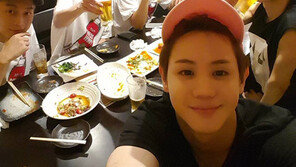 [#해시태그 컷] 비스트 양요섭 “팬미팅 끝내고 한 잔”