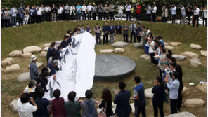 위안부 피해자 247명 이름 새겨… 日침략자 동상標石 거꾸로