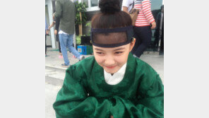 ‘구르미 그린 달빛’ 김유정, ‘박보검 똥궁전’ 홍내관 인증샷…장난기 넘치는 ‘러블리’ 미소