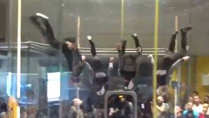 영화 속 특수효과 같은 실내 ‘스카이다이빙’ 묘기… ‘와우~’