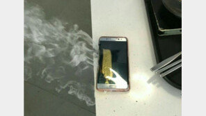 연기 나는 ‘갤럭시노트7’ 사진까지 등장…폭발 때문?