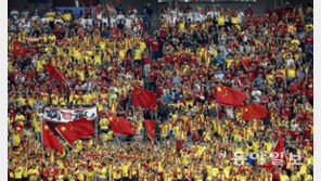 중국 축구 응원하러 한국 찾은 수천명 팬들, 자책골 터지자…