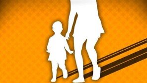 [카드뉴스]두살배기 손목잡고…‘자녀 연예인 만들기’ 도넘은 부모들