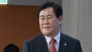 “무조건 퍼주자고만 하는 정치인 넘쳐” 최경환 ‘SNS 정치’로 행보 재개