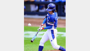 [포토] 1타점 적시타 치는 임경은