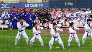 [포토] 태권도에 매료된 여자야구월드컵 선수들