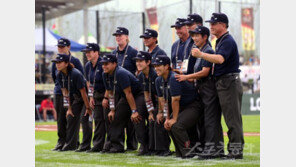 [포토] 심판들, ‘공정한 판정을 위한 미소’