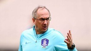 선수들에게 묻고 해답 찾는 슈틸리케