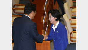 추미애 대표연설 중 야유 보내려는 의원에 정진석 “어허 쉿!”