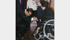 이정현 이희호 여사 예방 “DJ 너무 존경했다” 허리 90도 굽혀 인사