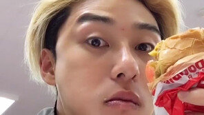 [#해시태그 컷] 노랑머리 박서준 ‘햄버거 삼매경’